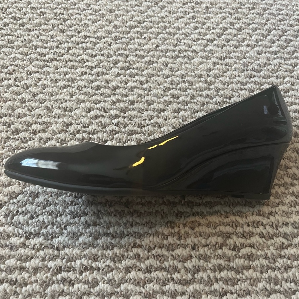 Bandolino 7.5 Black Patent Leather Wedge Heels